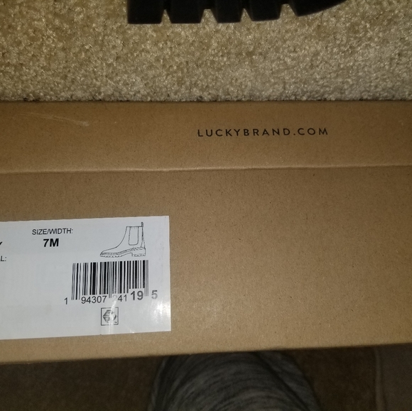 Lucky brand snakeskin booties size 7 - Picture 2 of 4